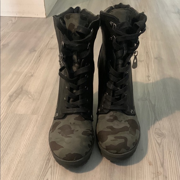 Chunky Heeled Green and Black Boots with Lace-Up Design - Picture 6 of 7